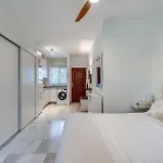 Apartman Cozy In 5 Min Walk To The Marbella