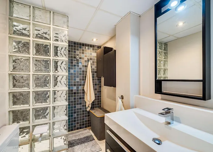 Cozy In 5 Min Walk To The アパート